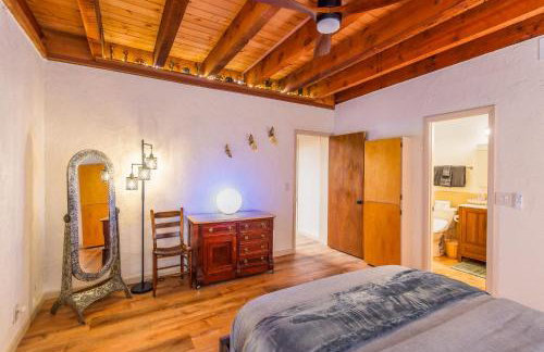 Myrinn-Hobbit Cottage on the Creek Storybook Stay - Foto 24