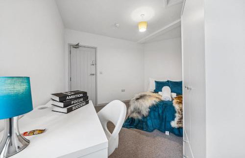 Modern & Cozy Private Double Room - Shared House by AltoLuxo Short Lets & Serviced Accommodation with Free WiFi & Parking - Foto 28