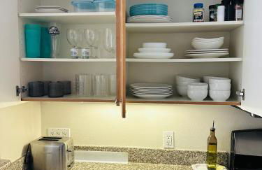 Spacious,2Queen beds, free parking, pool&gym and central location - Foto 16