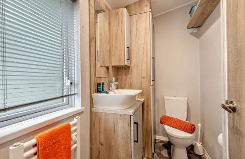 Astoria Lodge Smart Modern 2-Bedroom Holiday Lodge Milford on Sea - Photo 9