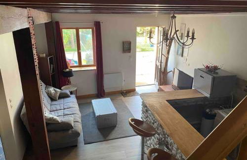 maison en pierre atypique sur jardin paysagé - Photo 2