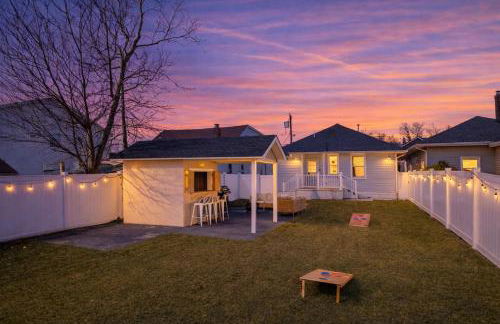 3BR Beach House | Fire Pit & Bar | Steps to Beach - Foto 7