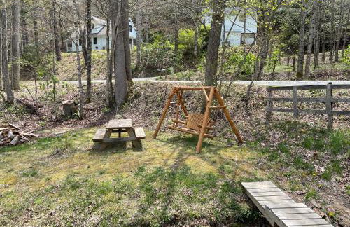 Creekside Getaway - King Bed - Full Kitchen - Foto 40