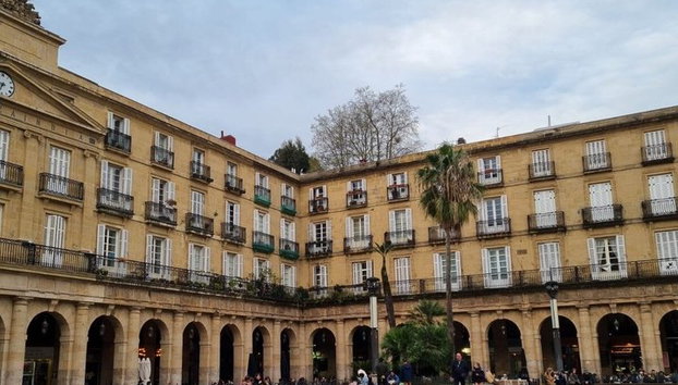 Tour in bicicletta semi-privato di Bilbao - Foto 5, Plaza Nueva