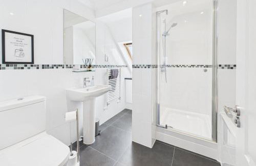 3 beds Luxury Family Home with Self-Check in & Direct Train to London - Foto 13