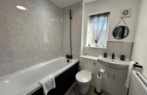 Dovefield House - Modern 3 Bed Home from Home - Alton Towers, Uttoxeter Races - Foto 6