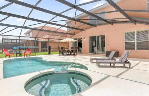 Large Spacious Home w Private Pool & Hot Tub - Photo 1