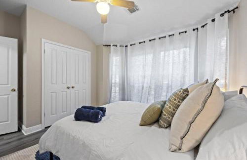 Artist Retreat at Cypress Creek - Hotub - Sleeps 9 - Photo 13