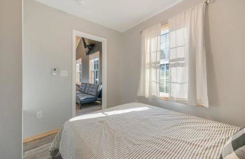 Lakefront Home with Private Beach Access & Hot Tub - Foto 46