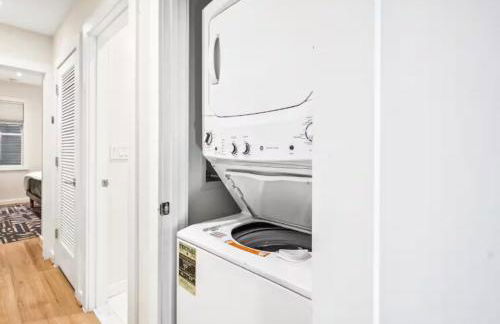 Sleeps 12 Downtown Entire home with rooftop - Foto 75