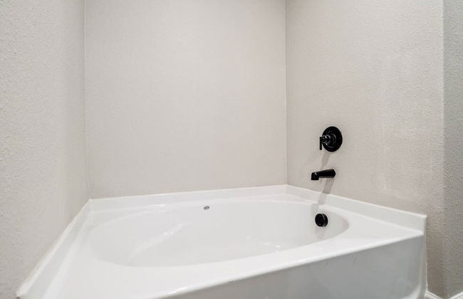 Perfect Home for Families Displaced by Insurance - Foto 27