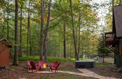 Hot Tub & Fire Pit: Cozy Pines Chalet in Poconos - Foto 7