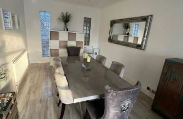 Stylish Home Away From Home! 6 Minutes from Beach! - Foto 6