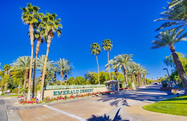 The Villas at Emerald Desert RV Resort - Foto 43