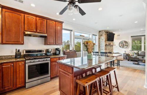 Foxfire - Secluded Zen Retreat with Spa & Views - Photo 25