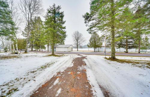 Charming Butternut Lake Getaway with Deck and Dock! - Foto 30