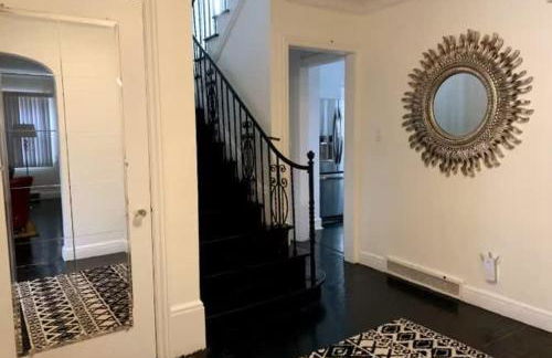 Spacious 5BR - Sleeps 10 - University District home - Photo 23