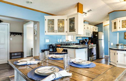 Resort Dock and Boat Ramp Home with Wolf Bay Access - Foto 2