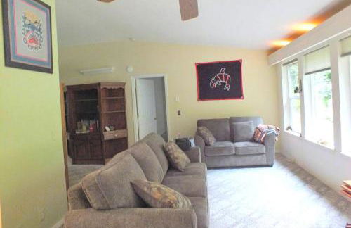 Peaceful Family Cabin on Beautiful Property, Plenty of Hiking and Fishing, 20 minutes from the coast, bordering Siuslaw National Forest, Oregon - Foto 7