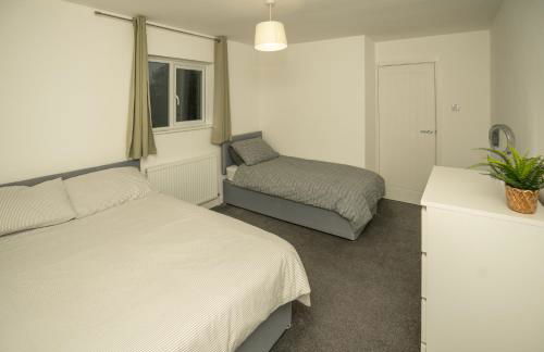 Dunstable 3-Bed House Sleeps 6 Driveway Parking Near Town Centre & Transport Links Close to Whipsnade Zoo Ideal for Families & Contractors - Photo 18