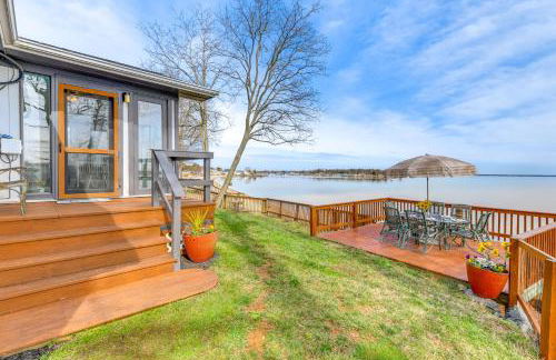 Riverfront Colonial Beach Home with Private Beach! - Foto 21