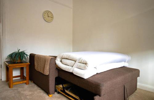 One-Bedroom flat in Cheam Village - Photo 19