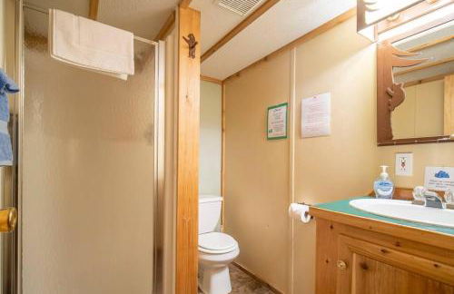 The Cottonwood Cabin #17 at Blue Spruce RV Park & Cabins - Foto 10