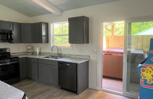 Stay, play and relax in Ohiopyle, PA, Hot tub, Pool table, next to the GAP trail in Ohiopyle, PA - Foto 13