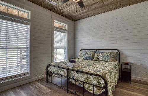 Lazy River Cabin, River Front, Hot Tub, WIFI, 560 in FREE Attraction tickets each paid day! - Foto 17