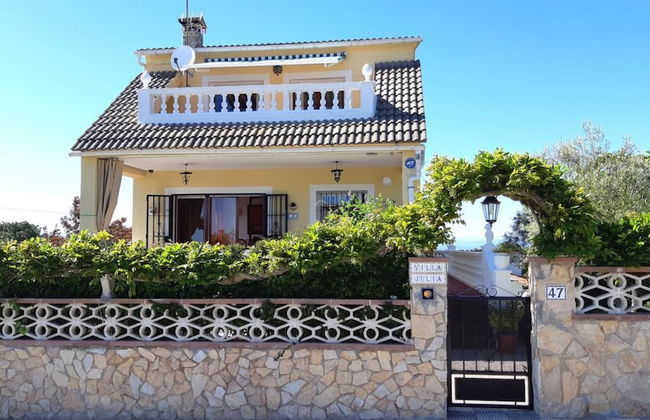 Julia in Lloret de Mar - Photo 1