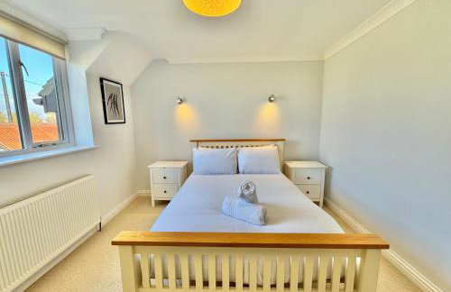 Stunning 7 Bedroom Escape Near New Forest and Beach - Large Garden - Serene Setting - Sleeps 14 - Foto 42