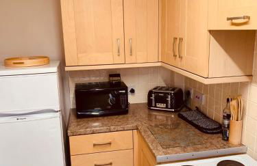 2 bedroom house walking distance to city centre WITH FREE PARKING - Photo 13