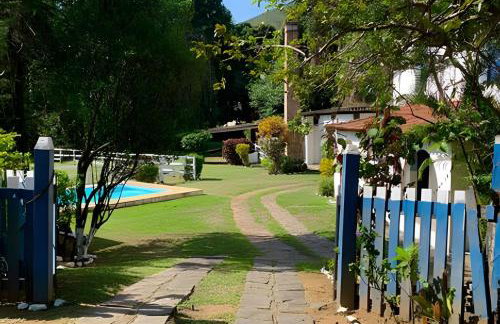 Casarão Miguel Pereira - Refúgio na Natureza com Lareira Externa, Piscina, Fondue e Amplo Jardim - 12 Min do Parque Terra dos Dinos - Foto 7