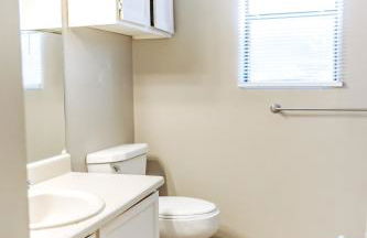 Rest Easy Retreat - 2BR Near SHSU - Pool - WiFi - Free Parking - Foto 32