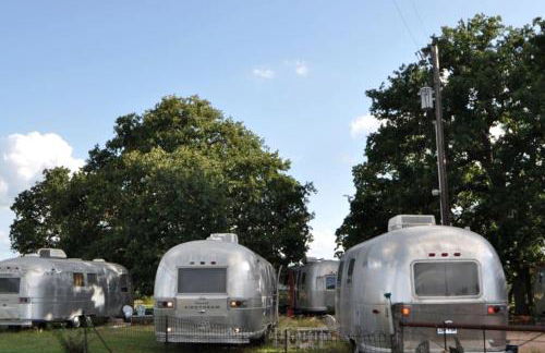 Luxury Airstream Campsite Nestled Beneath Oak Trees Outside of Austin, Texas - Foto 15