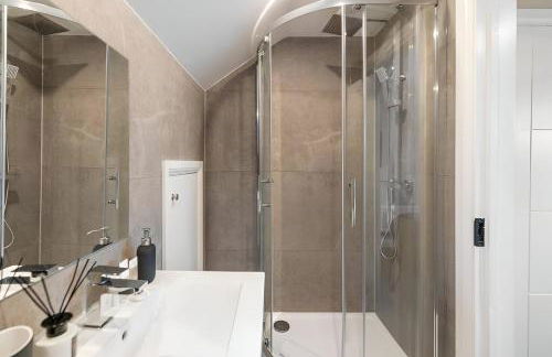 Earthy Elegance Stylish 4BR for Urban Escapes - Foto 10