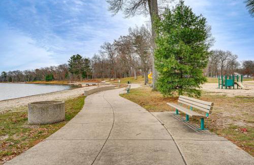 Walk to Fox Lake Pet-Friendly A-Frame with Fire Pit - Foto 30