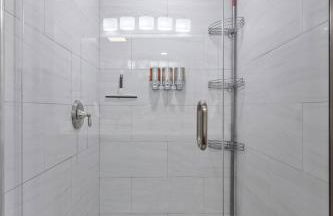 Uptown Elegant Escape | JZ Vacation Rentals - Foto 97