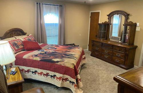StockYards! Walk 3 Blocks-Ranch House sleeps 8 - Foto 15