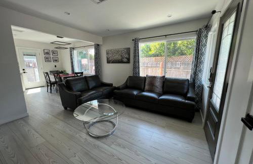 Cheerful house with EV, Parking & backyard - Foto 54