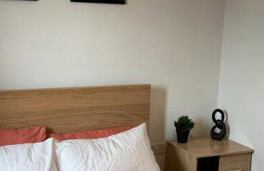 Three-bedroom modern family home by the pond with free parking - Photo 32