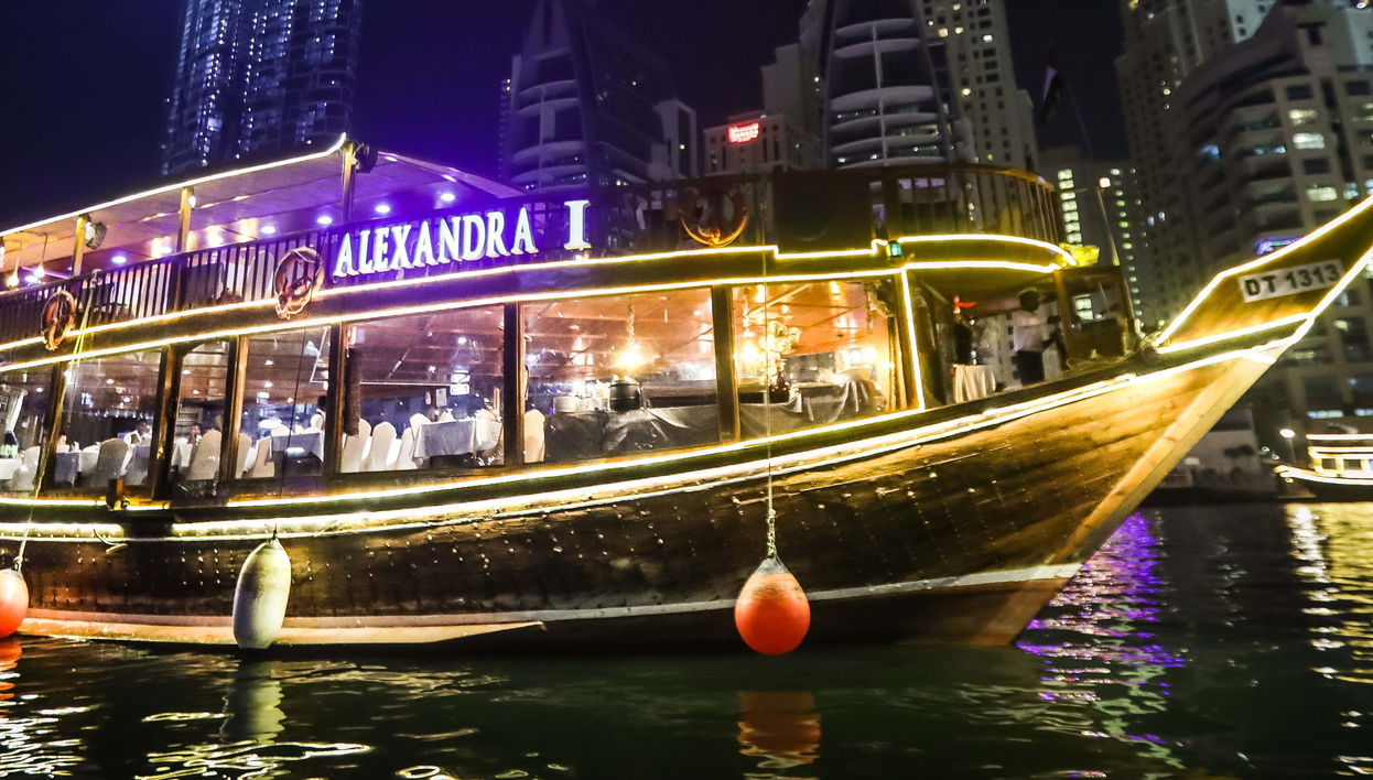 Crociera in dhow a Dubai con cena e spettacolo