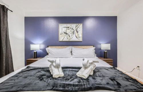 Your Walkable King Bed Getaway - Sleeps 4 - Pool Pkg - Foto 19