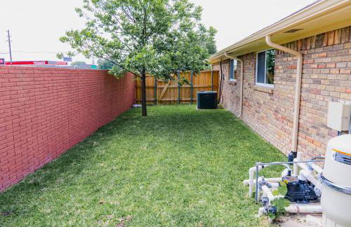 Sparkling Pool Retreat Near Legacy West by Vacation Your Way - Foto 46