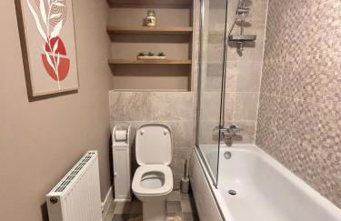 Comfortable 1BR House with Fast WiFi & Near Transport by AltoLuxo Short Lets & Serviced Accommodation - Foto 9