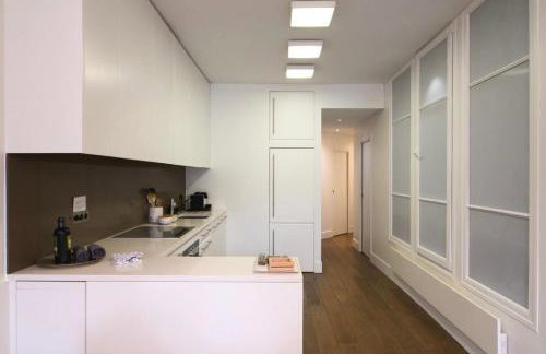 Two Bedroom Luxury Apartment - Balcony with View of Notre Dame - Photo 15