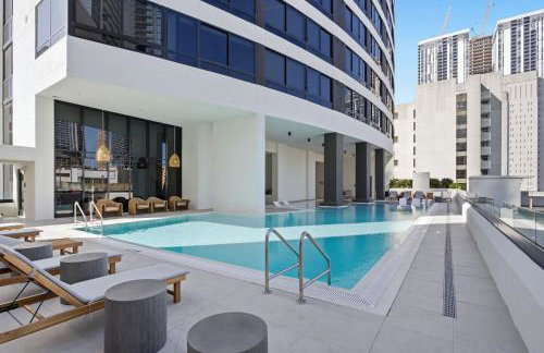 Upscale Downtown Condo Pool Gym & Skyline Views - Foto 52