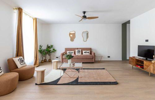 New- 8 pers devant le parc de la villette - Foto 12