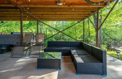 River Lodge Escape with Hot Tub - Foto 50