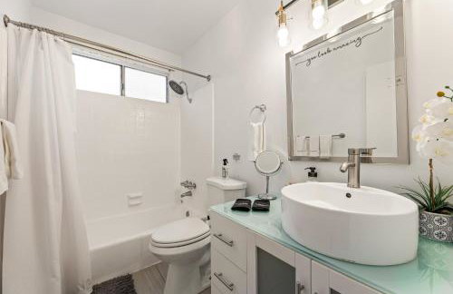 Los Angeles charming big house, king bed, parking, EV - Photo 19